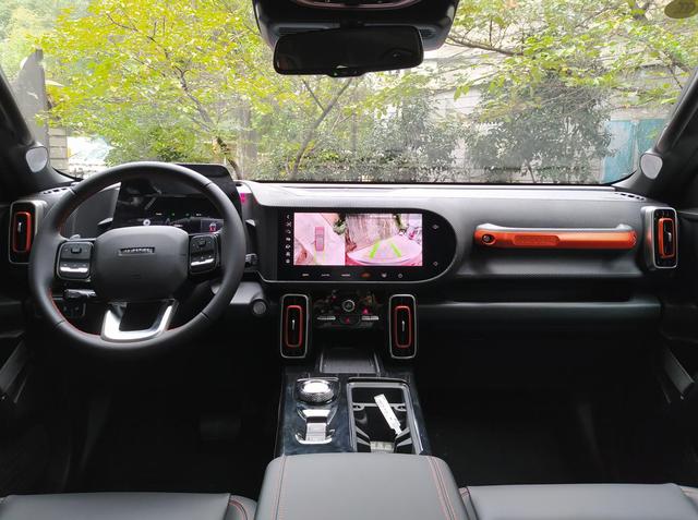 哈弗|实拍哈弗大狗：承载式车身，通过性却很高，内饰科幻