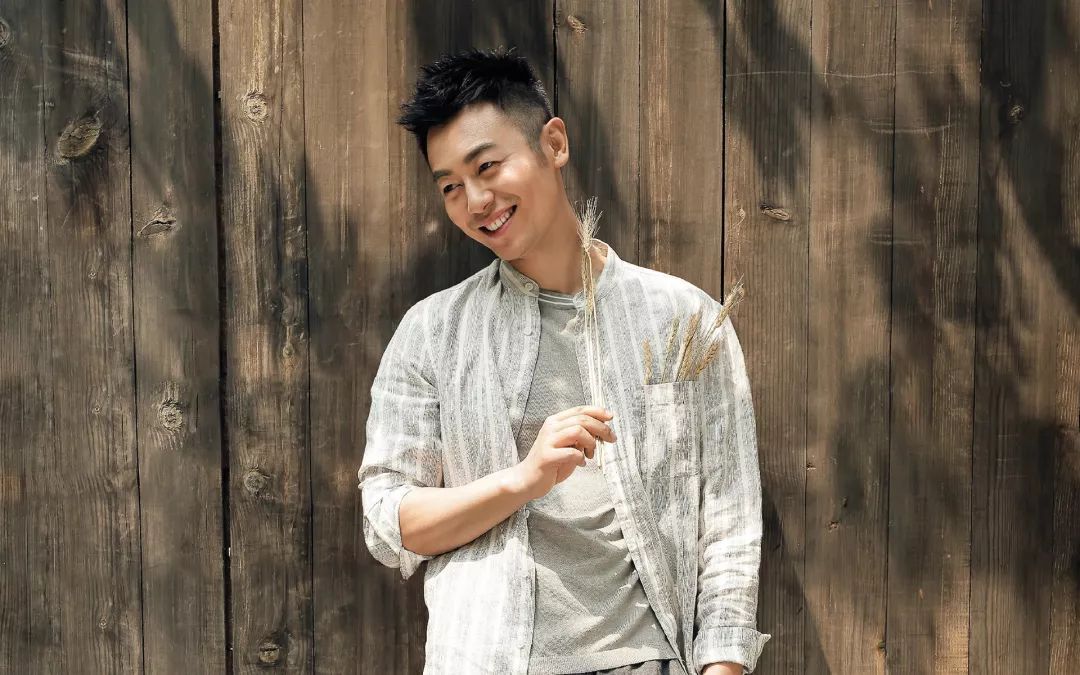 朱亚文@朱亚文：与富二代9年恋情告吹，娶陈思成前任沈佳妮，婚后幸福五年抱俩