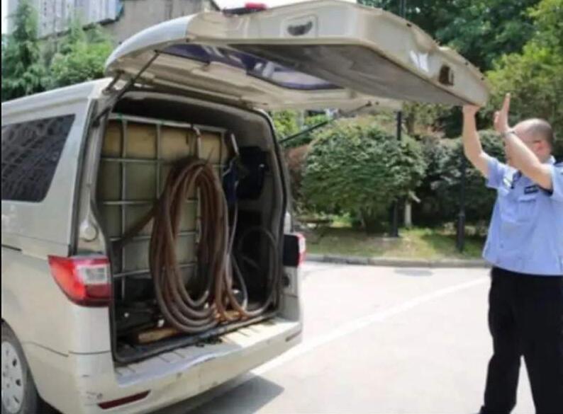 警察|五菱神车刚下高速就被查，后备箱打开后，交警直接把车主扣留了