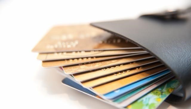 信用卡|多家银行下达通知，信用卡规则“有变”，这类人遭受“当头一棒”