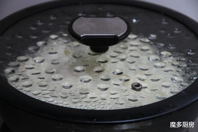 「水煎包」生包子用水煮，表面软嫩底部焦脆，做法简单，详细食谱分享