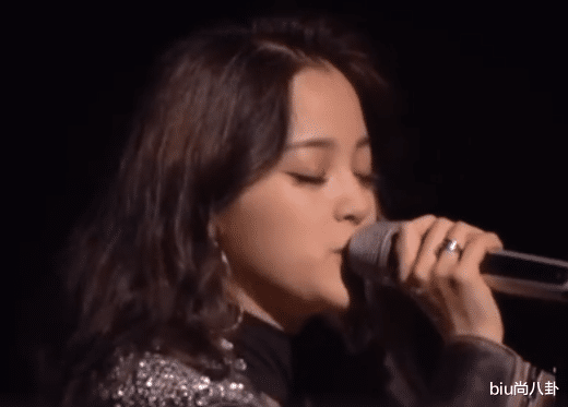 欧阳娜娜|欧阳娜娜穿3分裤演出，镜头一扫而过娜比，这腿型是真实存在的？