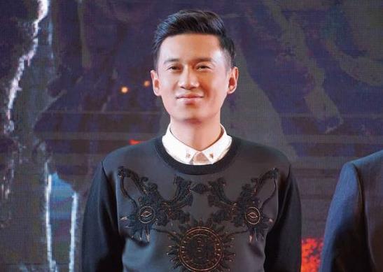 「娱乐圈」戏里他们是父女, 戏外却是恩爱夫妻, 相差十岁毫无违和感！
