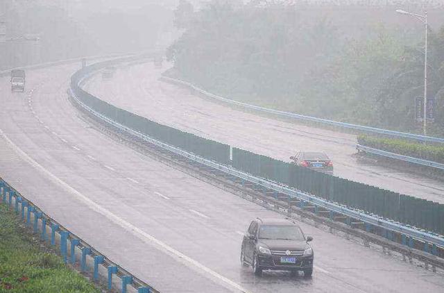 「暴雨」高速上突然下起大雨,靠边停车算违章吗?交警:最后再解释一次