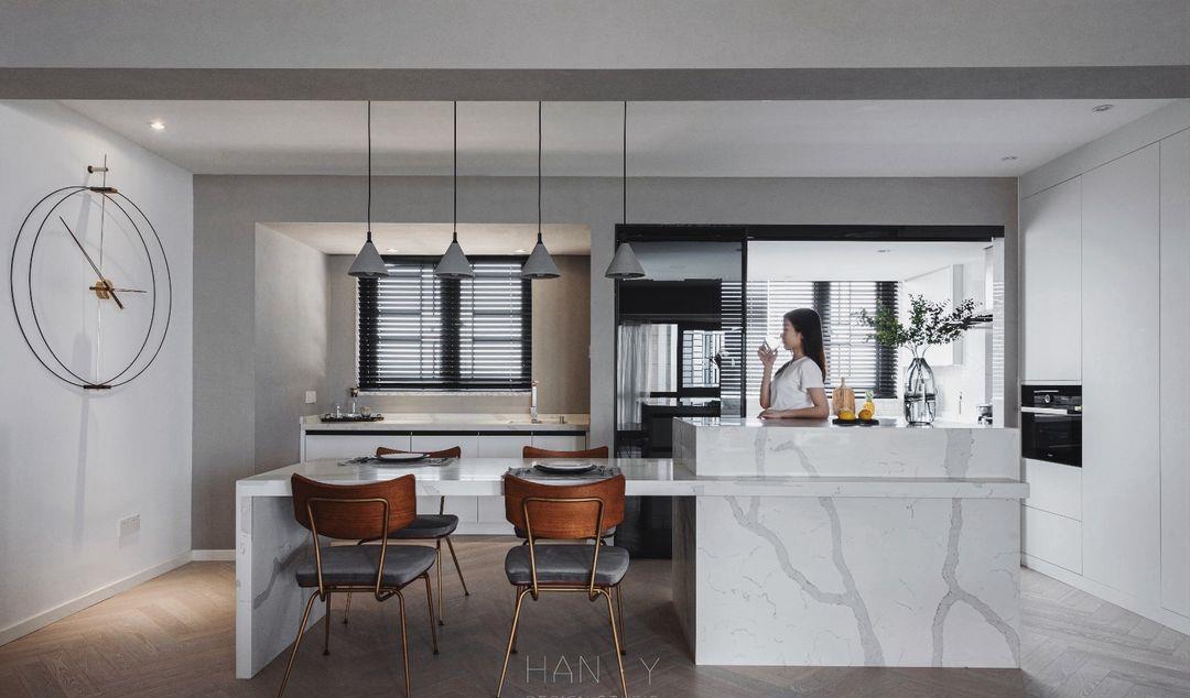 |165㎡的家，坚持沙发不靠墙，阳台可观海，小资生活充满悠闲惬意