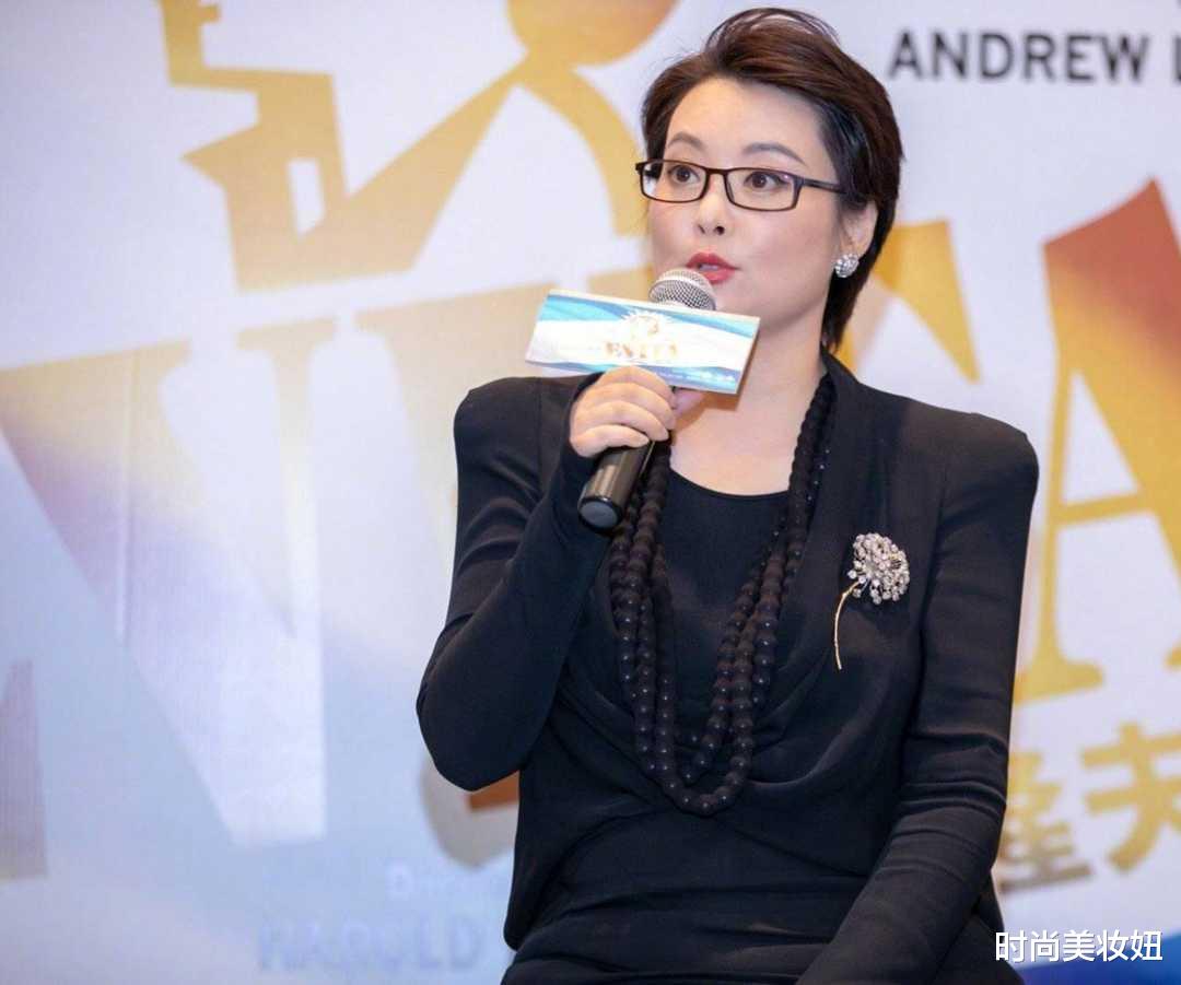 连衣裙|袁立瘦下来气质惊艳，穿黑色垫肩连衣裙亮相，47岁气场强大