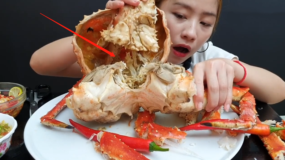 |大胃王吃30斤“帝王蟹”，掰开一看画风突变，网友：吃不起还装？