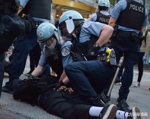 『美国』美国暴乱已致63人死亡！美军装甲车上街开路，士兵直接朝居民开枪