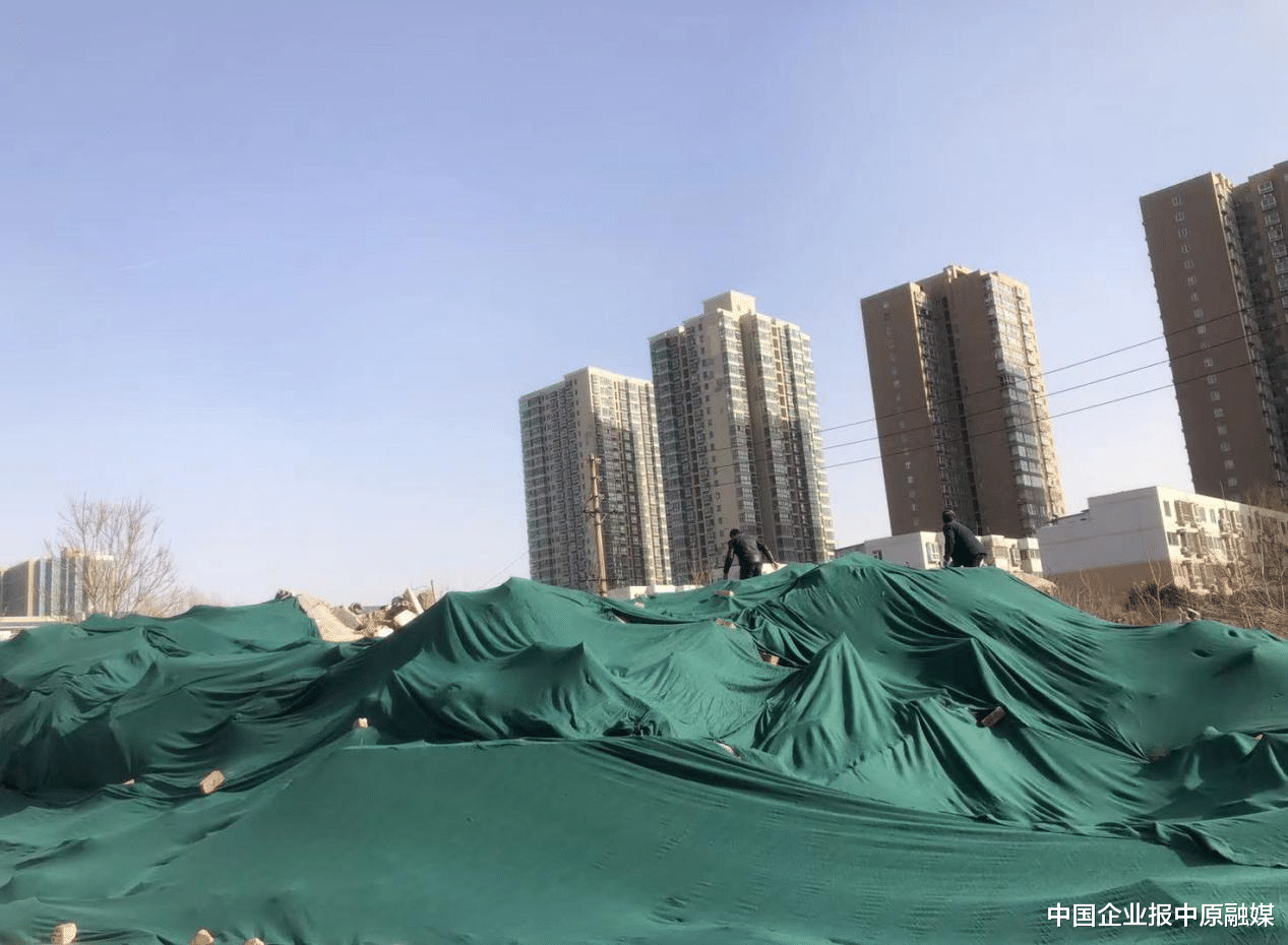 中国企业报中原融媒 郑州市中原区中原西路街道全力整治大气污染,为城市“换新衣,盖新被”