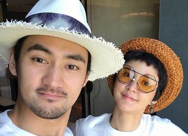 |走进袁弘张歆艺住的豪宅，跟一级别墅没区别，全屋家具都很高档