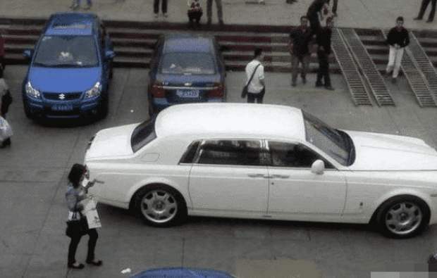 [劳斯莱斯]任达华座驾曝光，被称“黑白双雄”，因为价格高保险公司不愿接保