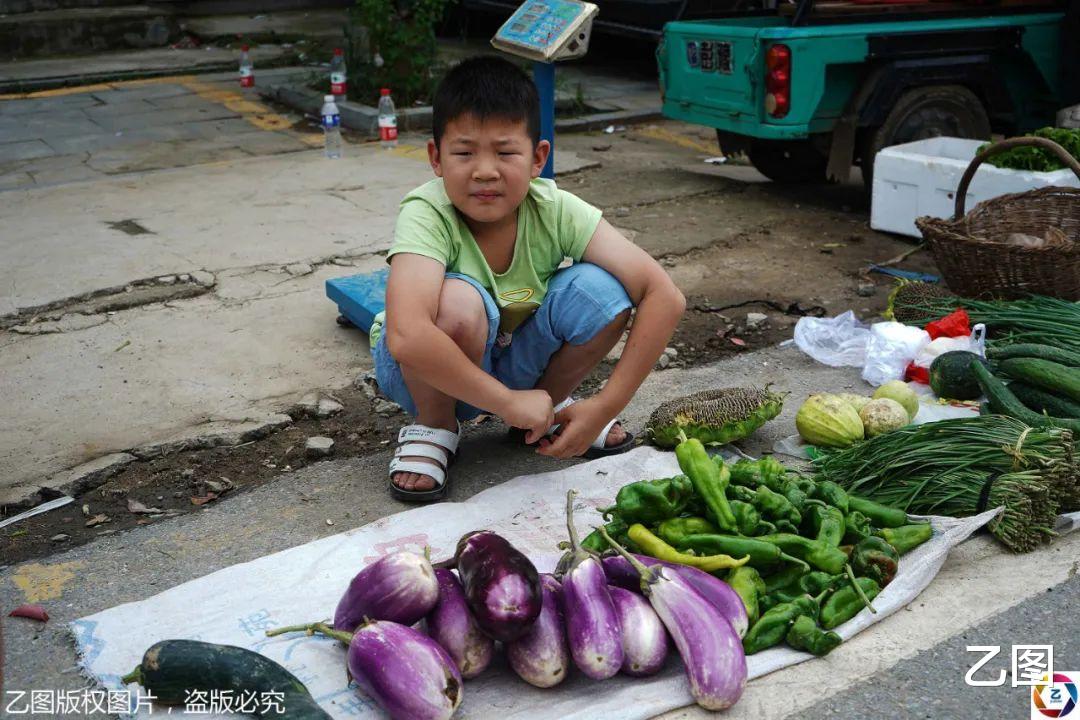 乙图|高温下8岁男童帮年迈姥姥卖菜，为姐姐凑医疗费，吆喝声让人心疼