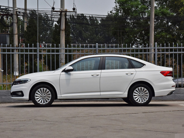 大众朗逸|大众朗逸“急眼了”，跌至6.49万只求销量，油耗5.4L，还买轩逸？