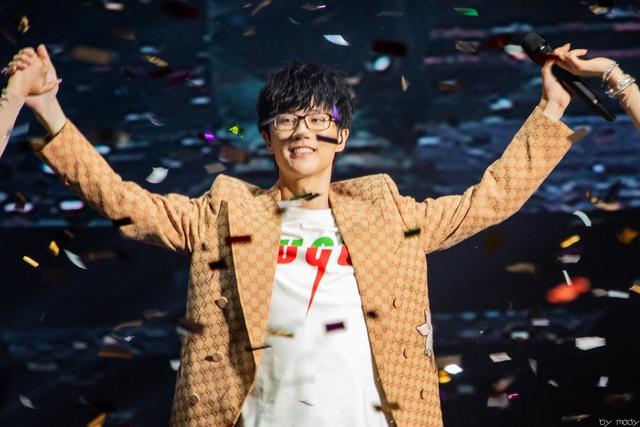 「许嵩」他是当红歌手,从不混娱乐圈,演唱会场场爆满