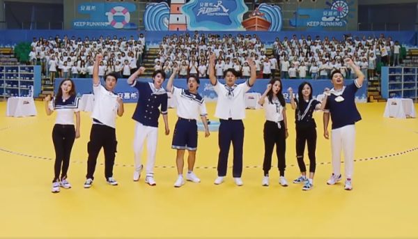 吴宣仪|《奔跑吧》baby和吴宣仪谁更瘦？当她们侧躺在沙滩上时，瞬间真相了