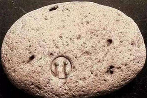 「科学家」科学家发现10万年前“三相插头”，材质成谜，史前文明真的存在？