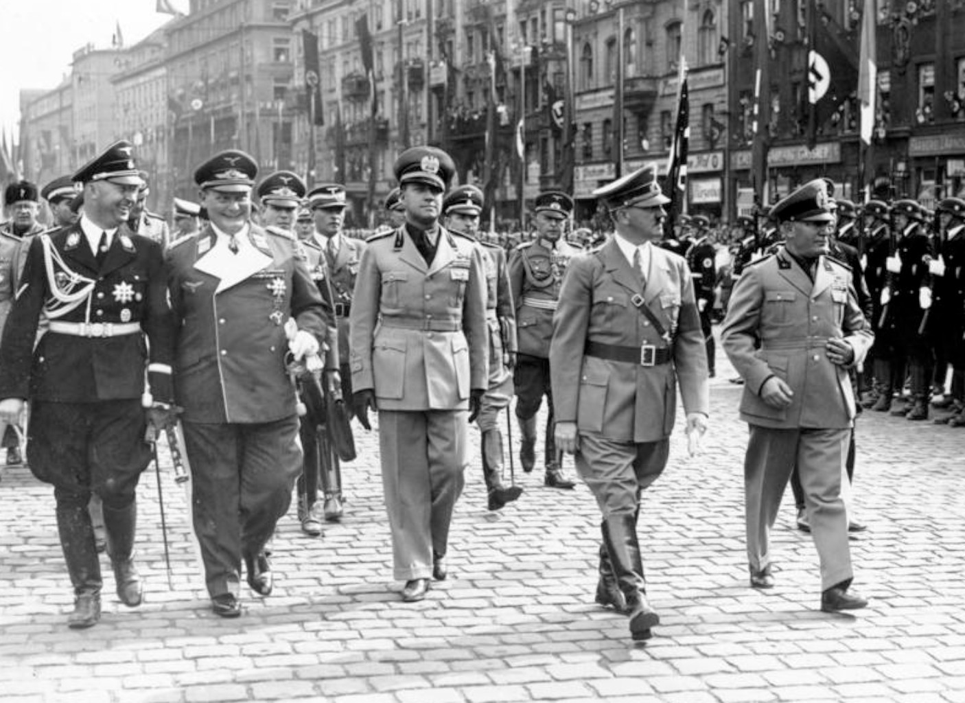 墨索里尼|陪墨索里尼曝尸的情人，试射卡宾枪的丘吉尔，衣不蔽体的女汉奸，9张历史照