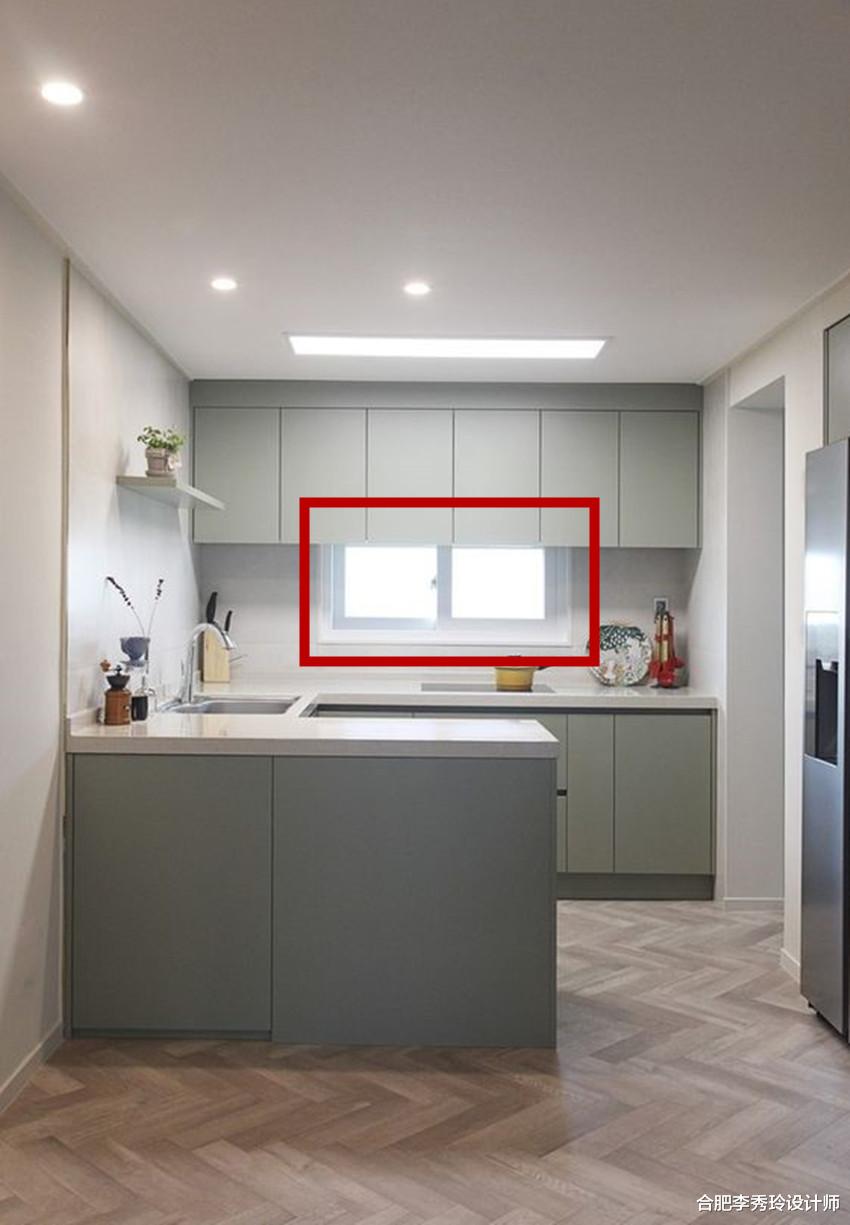 ：厨房空间小也不能把主意打到这！窗户上打吊柜，下雨天等着发霉吧