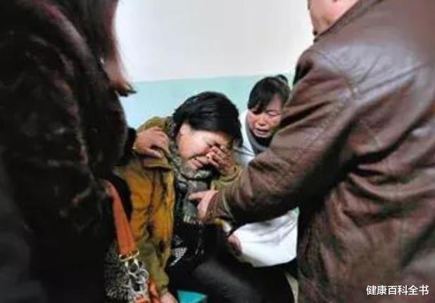 肾衰竭▲40岁男子身体水肿，结果查出了尿毒症，医生：一件事情害的