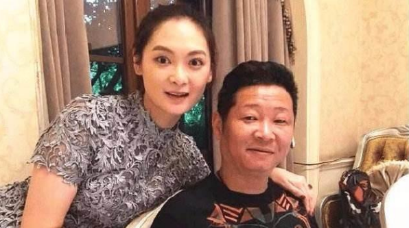 赵亮：“三德子”深山养鸡赚上亿，小15岁娇妻不离不弃，一看座驾明白了