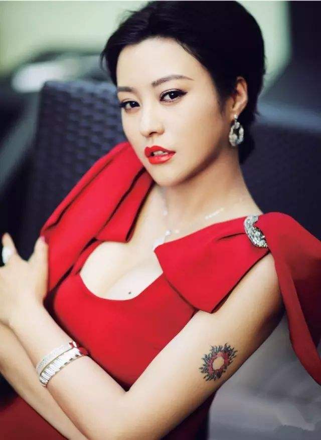 她和邓超同居三年,当年分手差点自杀,今见面对视一脸难堪!