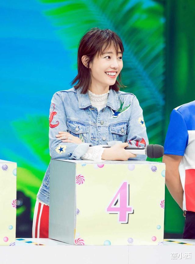 「白百何」白百何换了法式刘海更年轻，穿牛仔外套录节目，齐肩短发像25岁