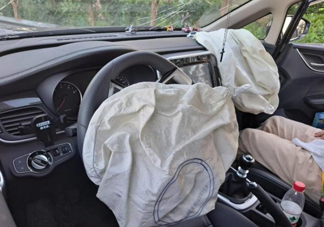 长安汽车|比亚迪宋MAX追尾长安SUV,看到差距后,网友:打脸中保研?