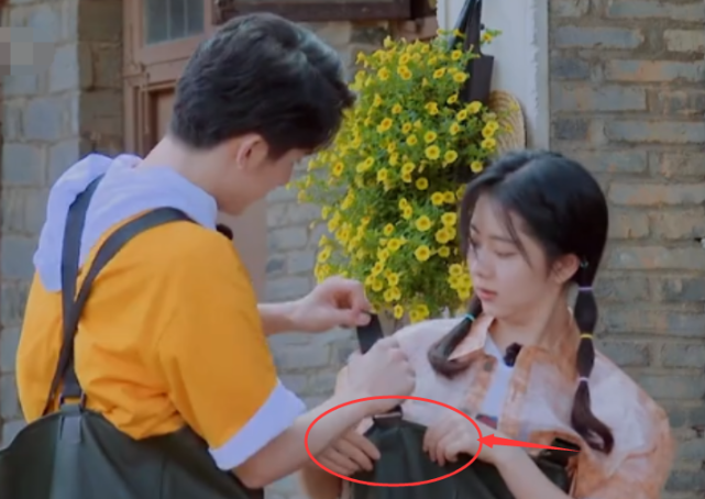 「张新成」?张新成给谭松韵系扣子，没注意突然凑近，谭松韵的反应引热议