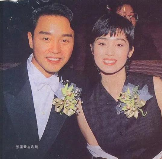 佟丽娅▲官方合影：佟丽娅美得显眼，但和国家级主持人站一起，气场矮一截