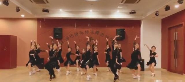 拉丁舞|文章晒大女儿蹭热度?爱马站C位用拉丁舞跳《无价之姐》,超自信!