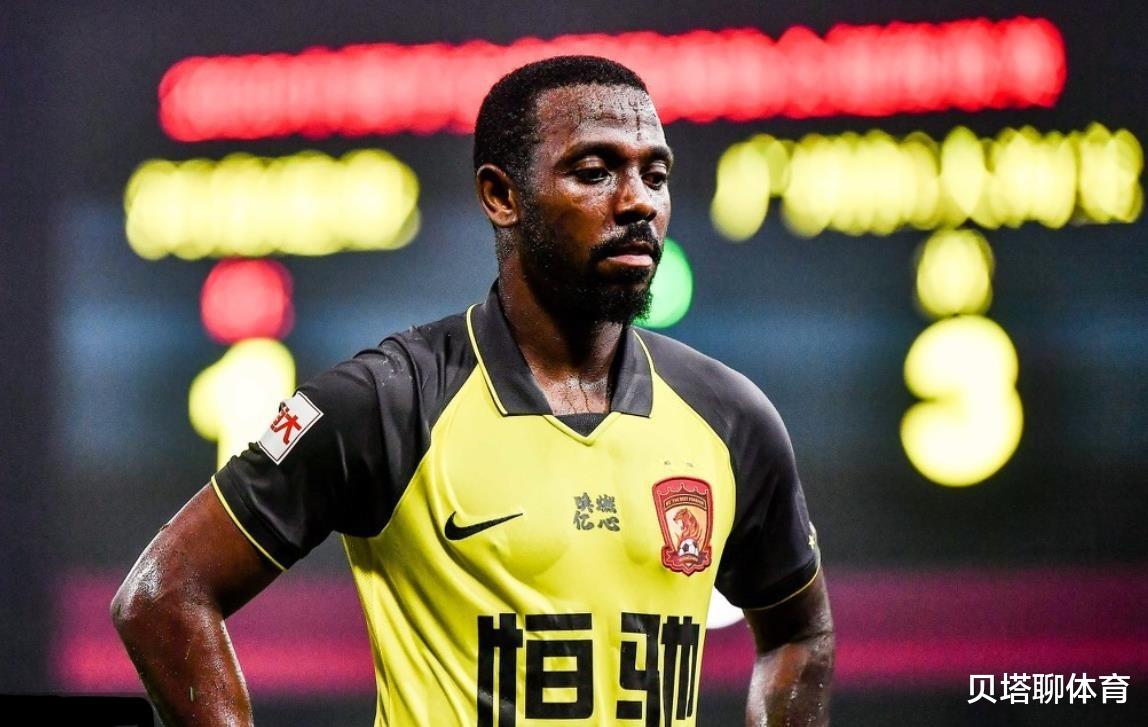 广州恒大|全网热议恒大！小摩托快被撞骨折了，裁判看完VAR却不吹点球