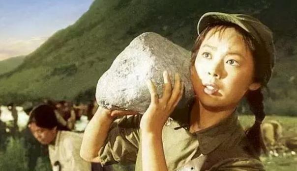 王芳|《英雄儿女》演王芳爆红，却息影15年，时隔47年刘尚娴境况如何？