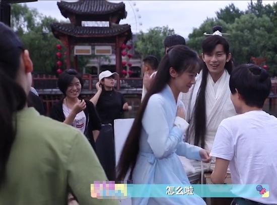 袁冰妍|琉璃:袁冰妍坐在成毅腿上,两人反应太有趣,工作人员一脸姨母笑