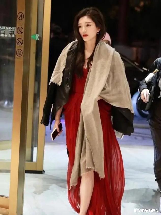 发型|?女人过了38岁尽量少烫大妈卷，试试这3种发型 ，时髦显气质