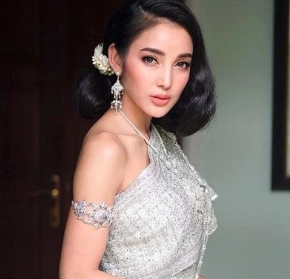 |哥哥是自己的生父，女星自曝混乱家庭关系，长期被生父“吸血”