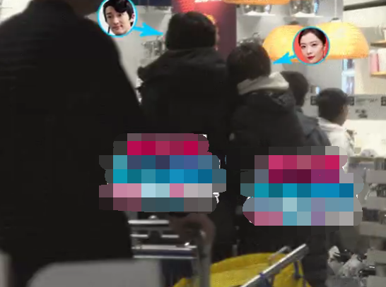 「」私下已同居？王传君齐溪商场选购家居用品，女方趴他身上秀恩爱！