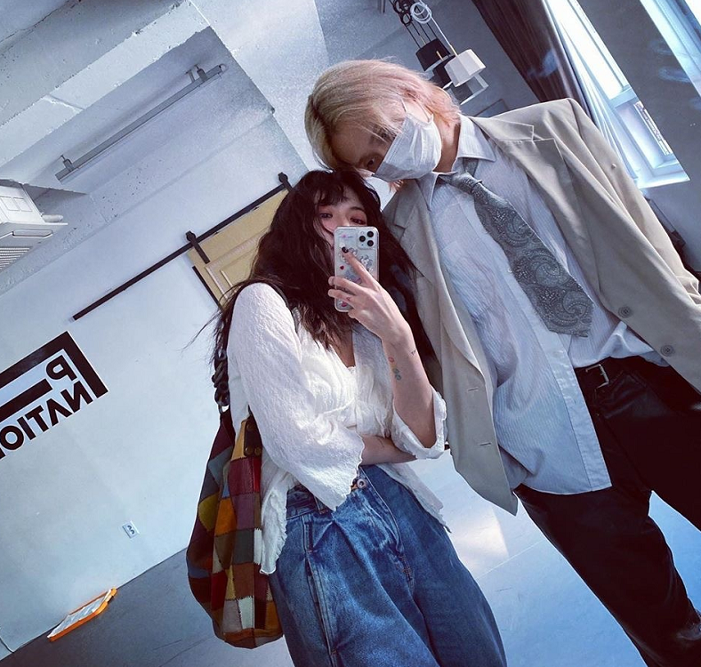 金泫雅:金泫雅又开始带货了!晒发型却被裤子抢镜了,网友:蹲同款