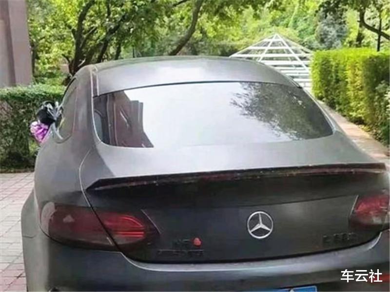 「豪车」百万奔驰被邻居喷胶水，车主怒贴告示：豪车就是这么响，有本事你就砸车！