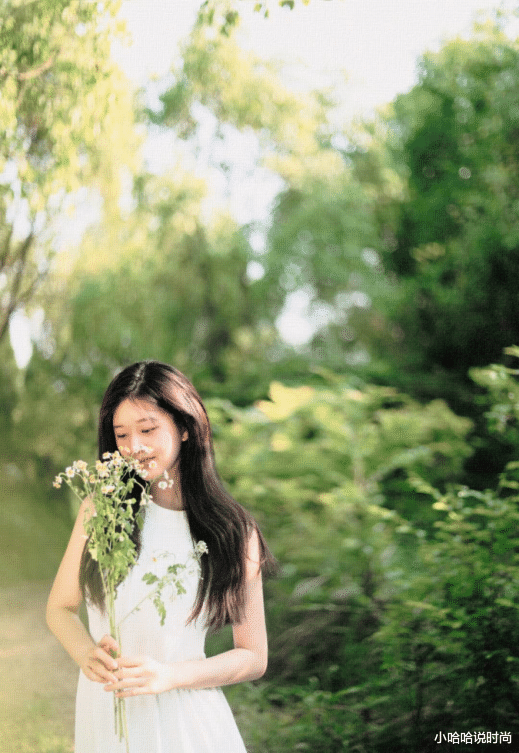 赵露思:赵露思野餐现美颜,一袭白裙仙气十足,彰显春日“露珠”本色!