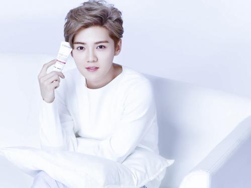 关晓彤|看看鹿晗的父母,再看看关晓彤的父母,两人的差距一目了然