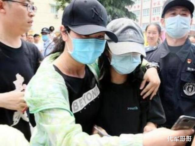 张子枫|19岁张子枫再获殊荣！参加高考被质疑搞特权，神秘家世背景曝光