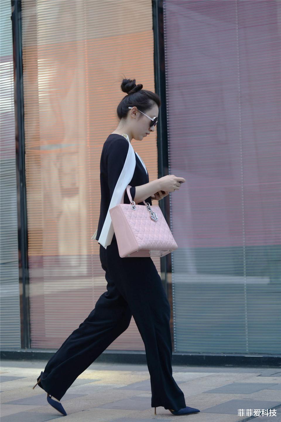 丸子头:喜欢扎丸子头的女生,可以这样穿,真的很美哦!