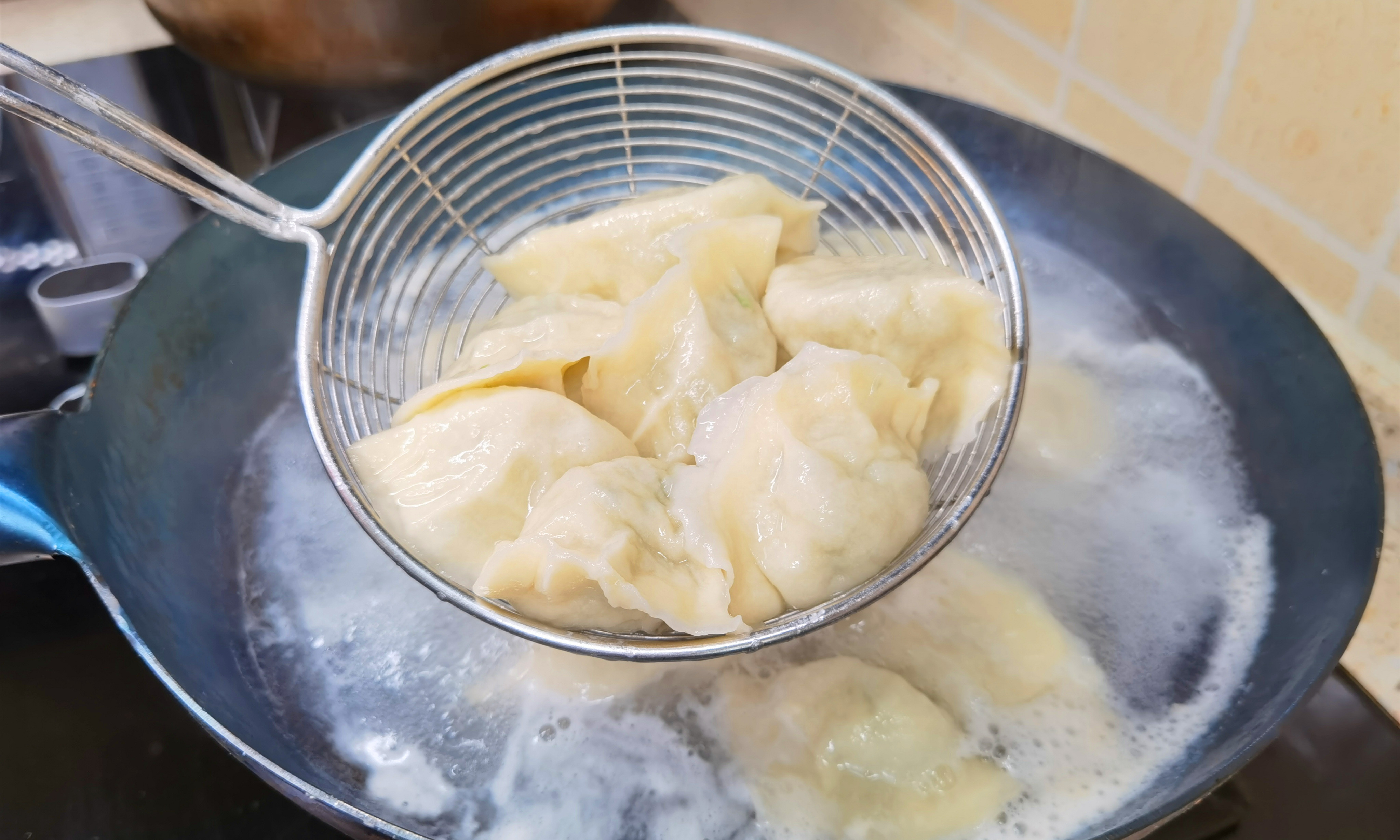 『凉面』被误解最深的一种菜，闻着臭吃着香，女性要多吃，包饺子吃特香