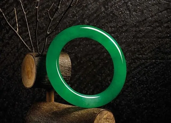 翡翠手镯|圆条还是扁条？你的手到底适合哪种类型的翡翠手镯？