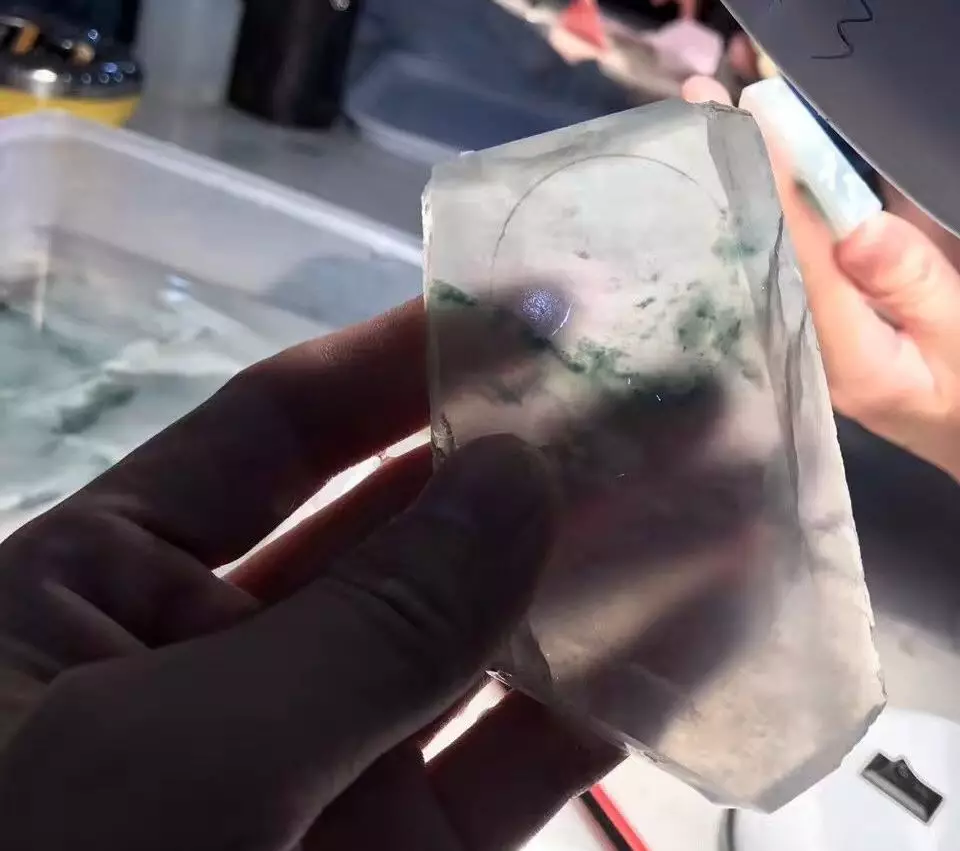 「翡翠」价值千万的翡翠赌料，切开裂的一塌糊涂，经大师之手竟起死回生！