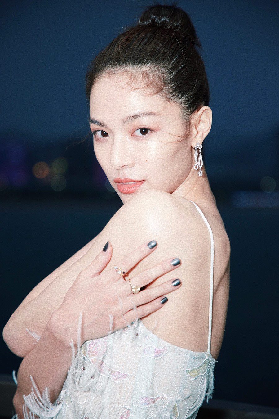 成龙|被冯小刚捧红，成龙接着捧，洪金宝等着捧，为何年纪轻轻被大佬独宠？