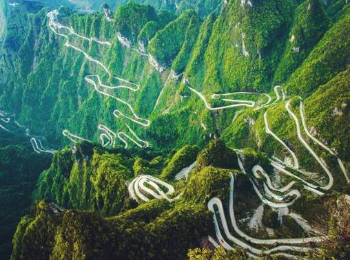 湖南旅游|英国美女到湖南旅游，开上公路不到半小时就崩溃了：这能叫公路？