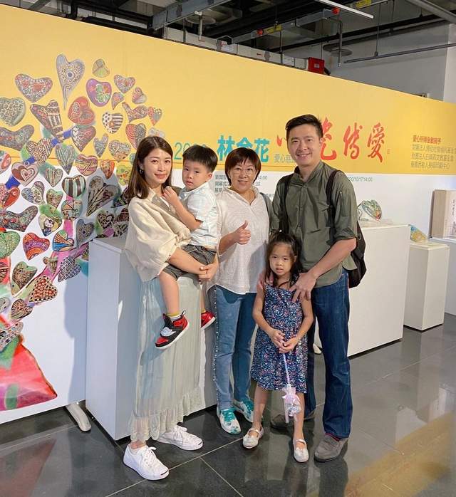 林志颖|林志颖弟弟全家出游,林志鑫亲吻女儿,儿女双全比小志幸运
