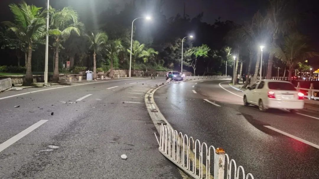 【情侣】女子开标致过情侣路大U弯道撞上巨石!丈夫飞奔现场安慰她……