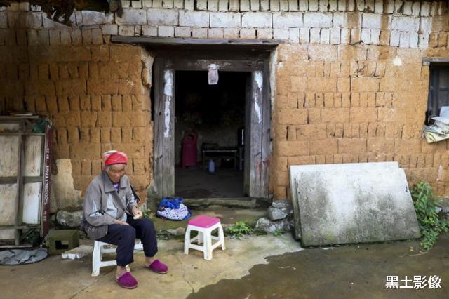 医生|云南一男童眼睛一直往外冒“脏东西”，医生一句话爸爸直接傻眼了